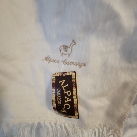 ALPACA CAMARGO NWT Long Tasseled Scarf. - Picture 5 of 10
